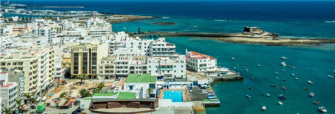 Die Küste mit weissen Gebäuden auf Lanzarote.